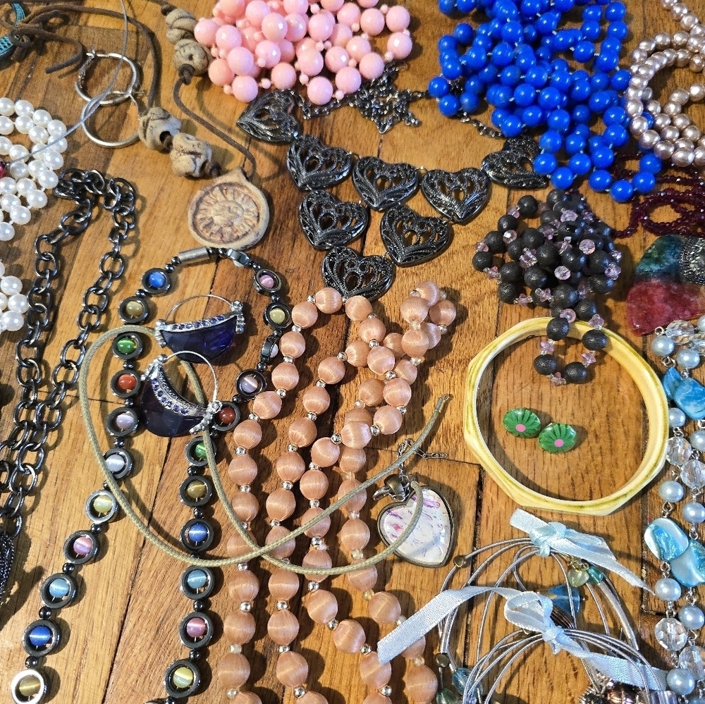 Vintage To Now Jewelry Lot Costume Estate Find Needs Cleaned. Mixed - Picture 6 of 13
